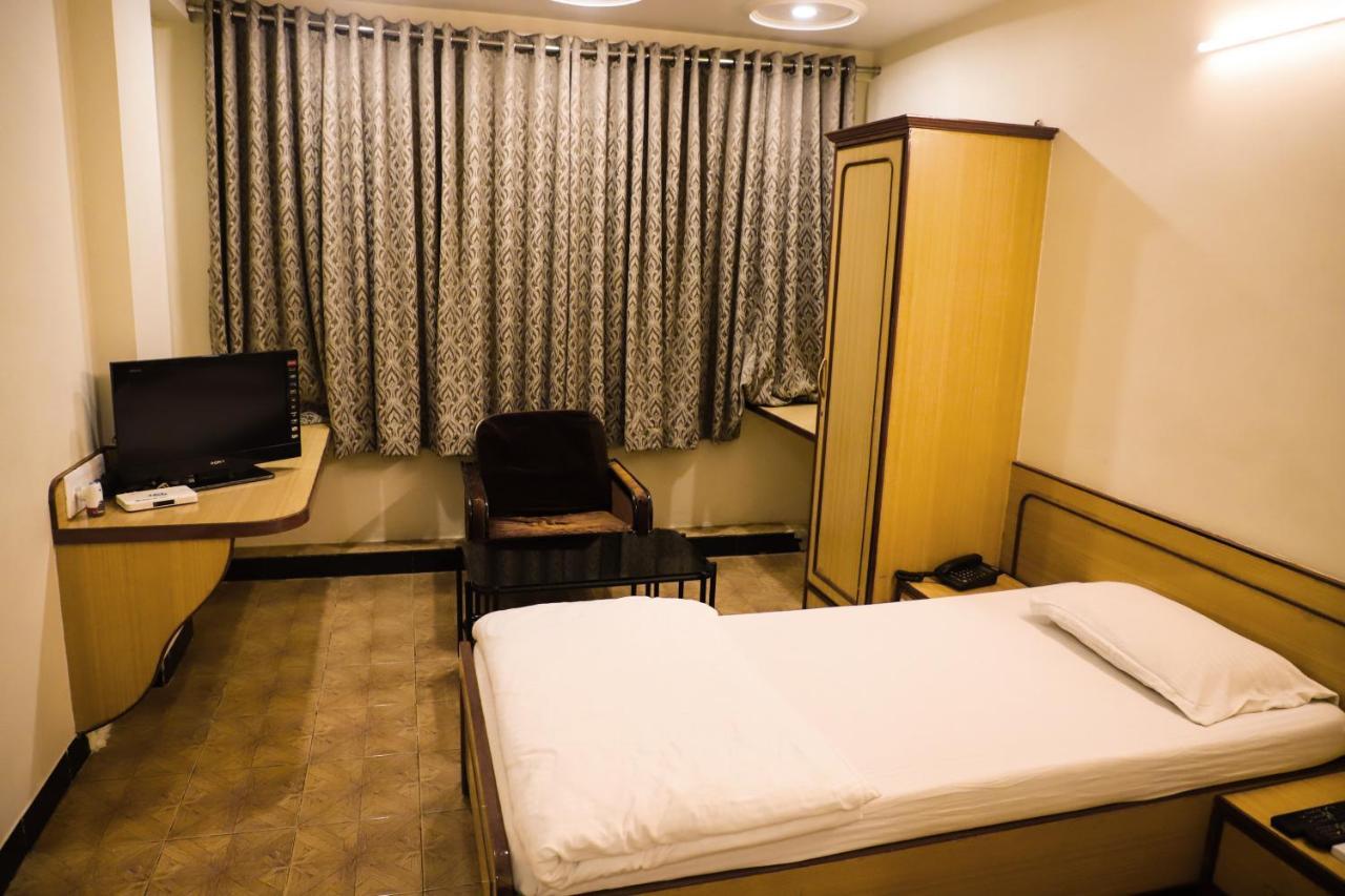 Hotel Kirti Jamnagar Ngoại thất bức ảnh