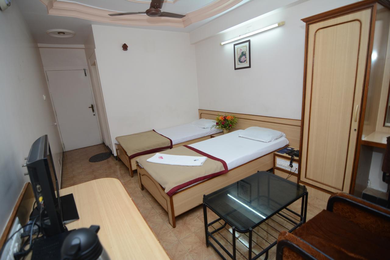 Hotel Kirti Jamnagar Ngoại thất bức ảnh
