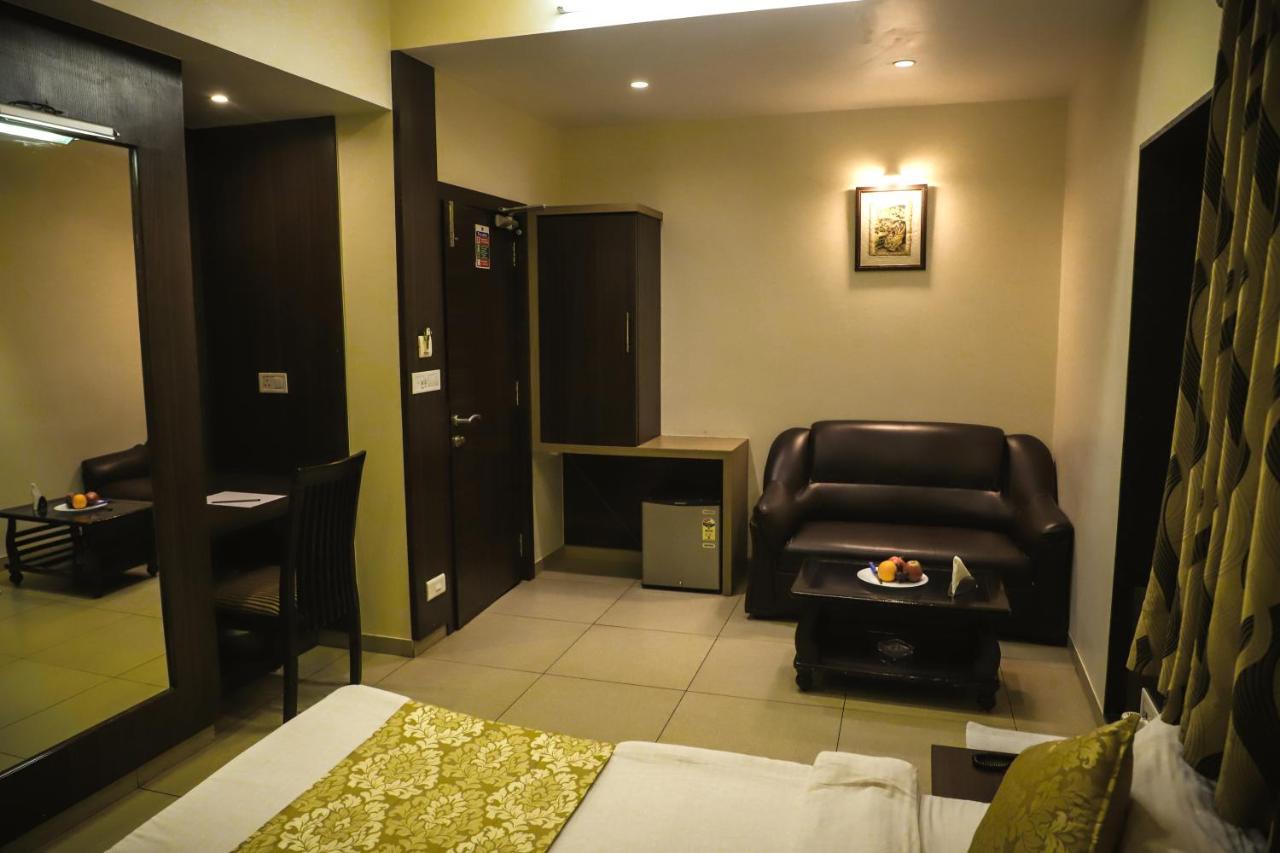 Hotel Kirti Jamnagar Ngoại thất bức ảnh